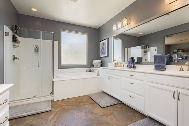 Building Photo - Stunning 4 bedroom 3.5 bath home with 3 ca...