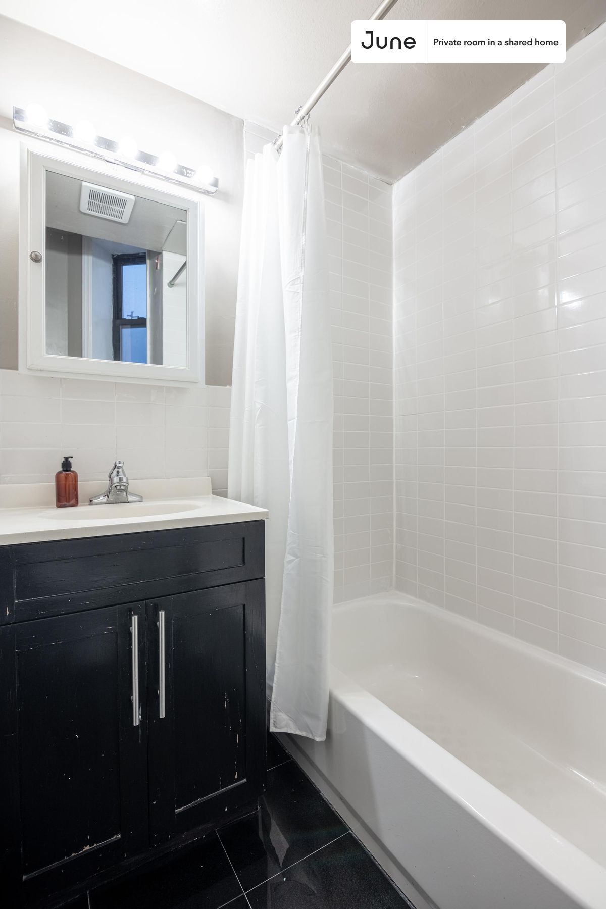 Building Photo - Private bedroom in 4 bed/1 bath Home