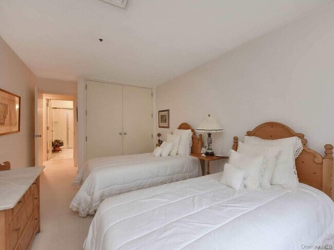 Building Photo - 123 Middle Neck Rd