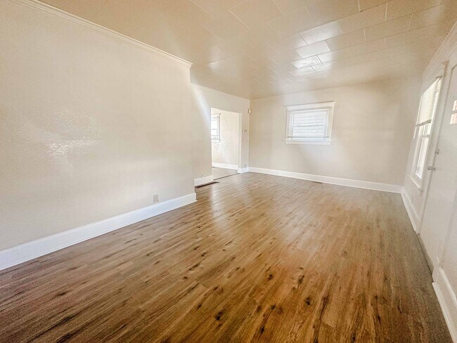 Building Photo - Three bedroom home available for move in. Well kept, clean, and ready to go!