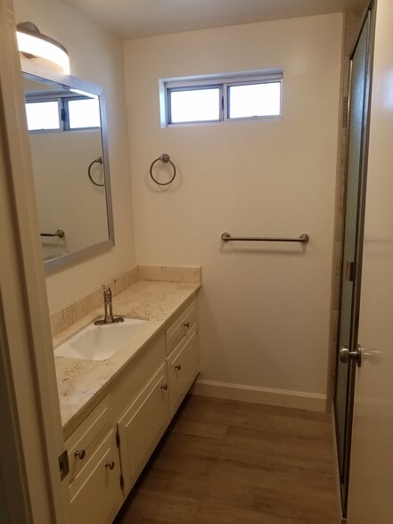 Master bathroom - 1100 Opal St