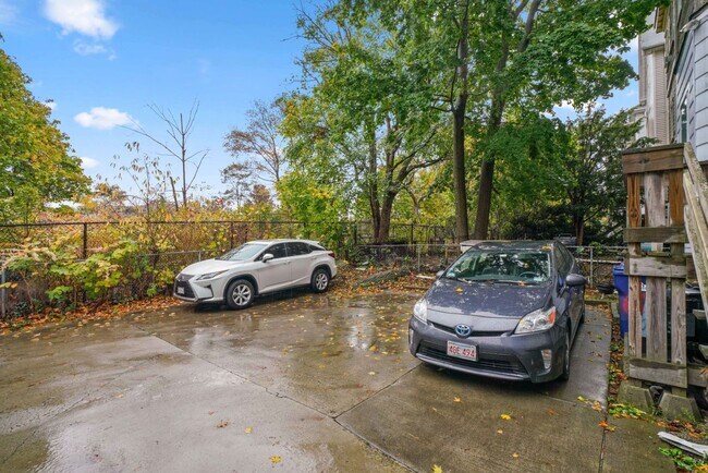 Building Photo - Great Mission Hill 4 bed