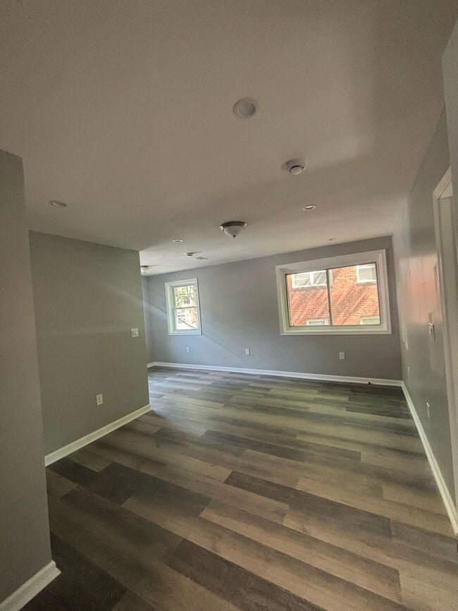 Building Photo - 1 Bedroom Apartment