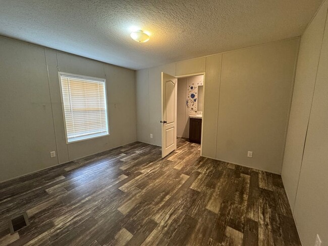 Building Photo - Cute 2/2 Mobile Home in Marianna w/ Lawn Maintenance Included