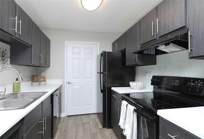 Building Photo - 9200 Roberts Dr