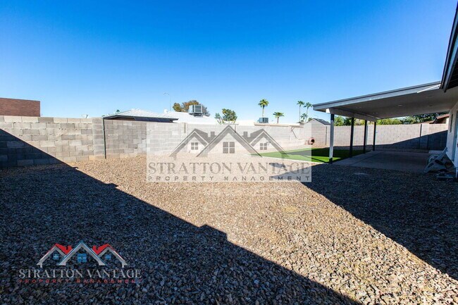 Building Photo - 2526 E Juanita Ave