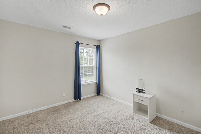 Building Photo - 18 Sunflower Cir NE