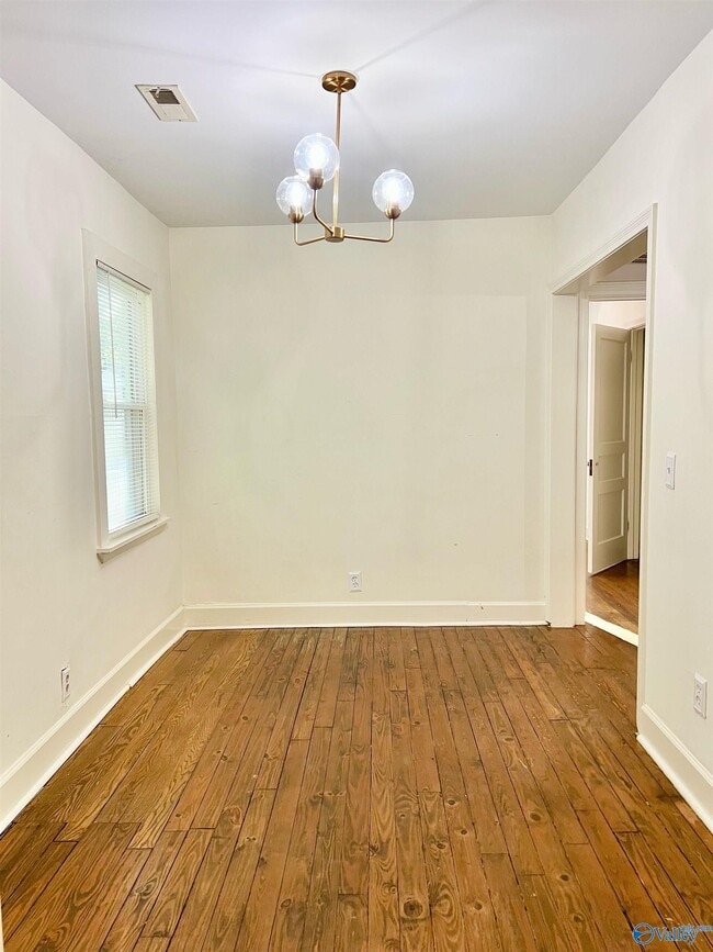 Building Photo - 2019 Vanderbilt Dr SW