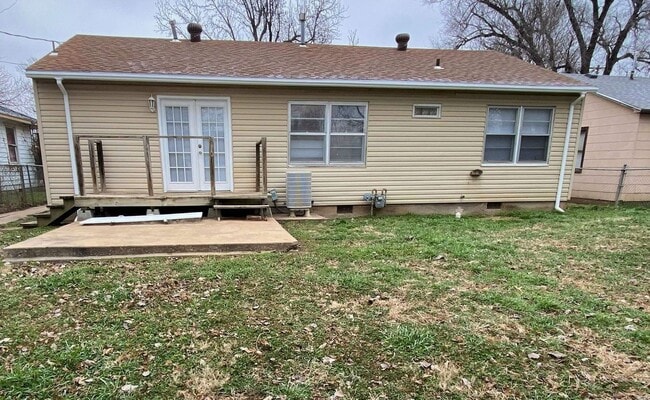 Building Photo - 3 Bedroom On West Side!