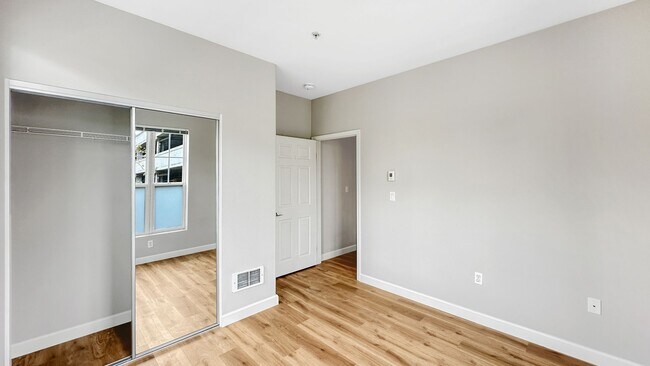 Building Photo - Major renovations and very well kept 3-Bedroom Apartment!