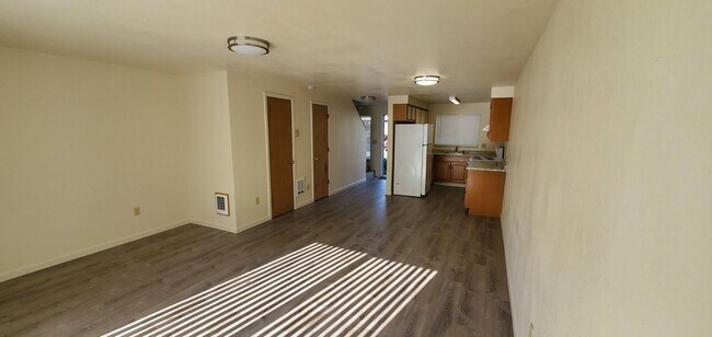 Building Photo - Beautifully Renovated 2 Bed 1.5 Bath Townh...