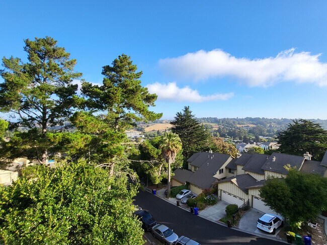 Building Photo - Recently Upgraded Townhouse in the Hills o...