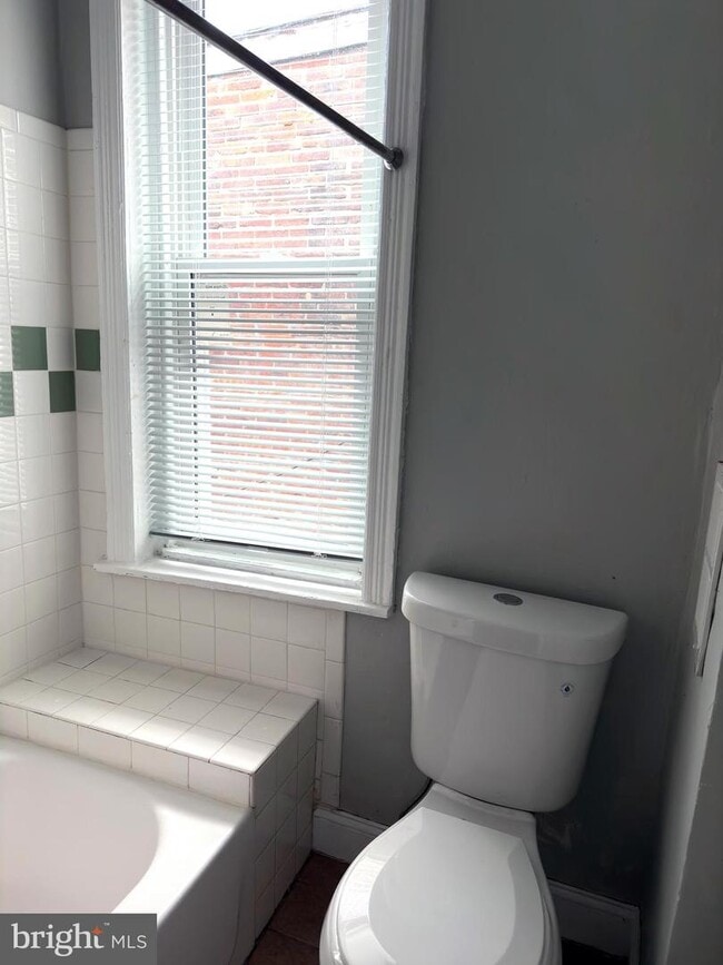 Building Photo - 1528 S Hollywood St