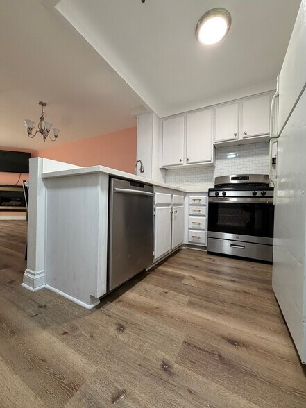 Building Photo - 5143 Bakman Ave