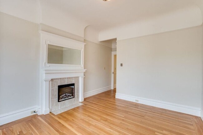 Building Photo - Top Floor Presidio Heights 1BD/1BA. On-sit...