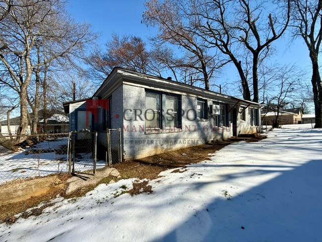 Building Photo - Charming 2-Bedroom 1-Bathroom Unit!