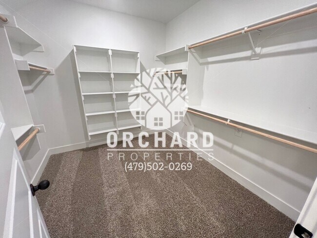Building Photo - Single Family Home - Open-Concept Cedarwoo...