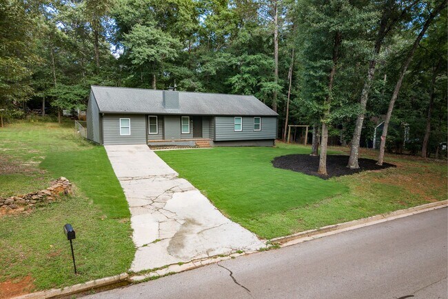 Building Photo - Newly Renovated East Side Home!