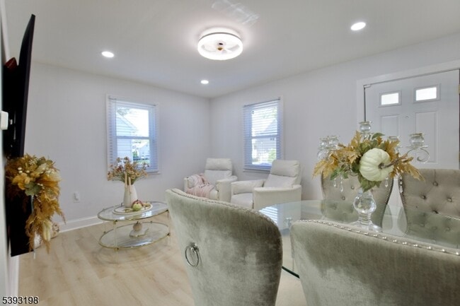 Building Photo - 327 Roosevelt Ln