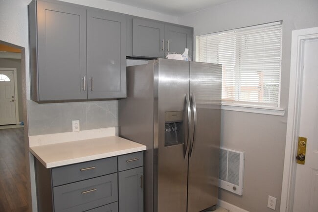 Building Photo - Updated 2 Bedroom 1 Bath Hilltop Home