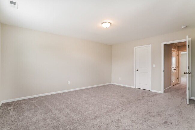 Building Photo - 561 Landing View Dr