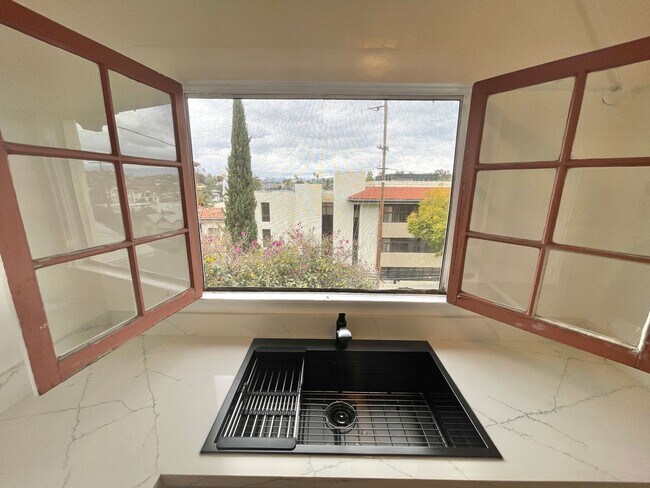 Building Photo - Spacious, studio located Echo Park! Move-i...