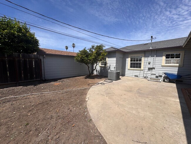 Building Photo - 21 Orange Dr