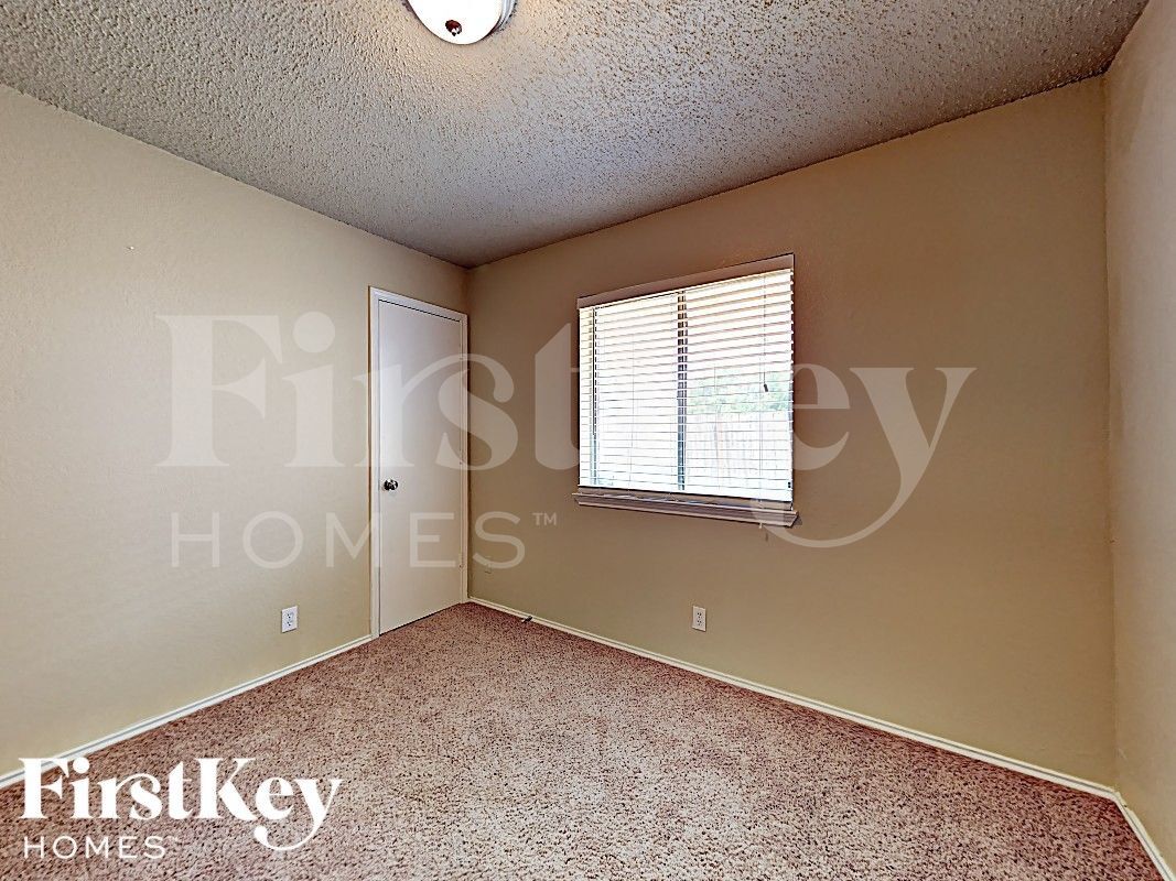 Building Photo - 1409 Grovecrest Dr