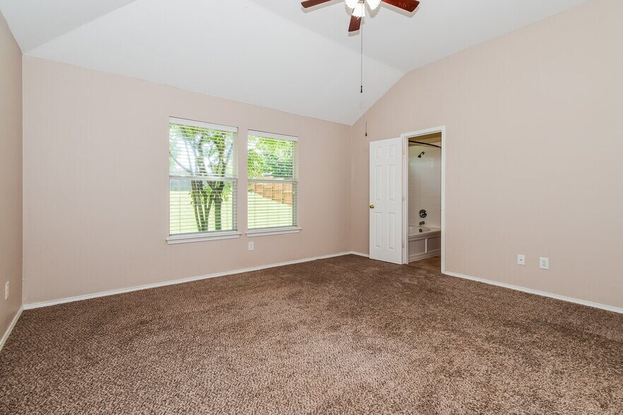 Building Photo - 906 Oak Hollow Ln