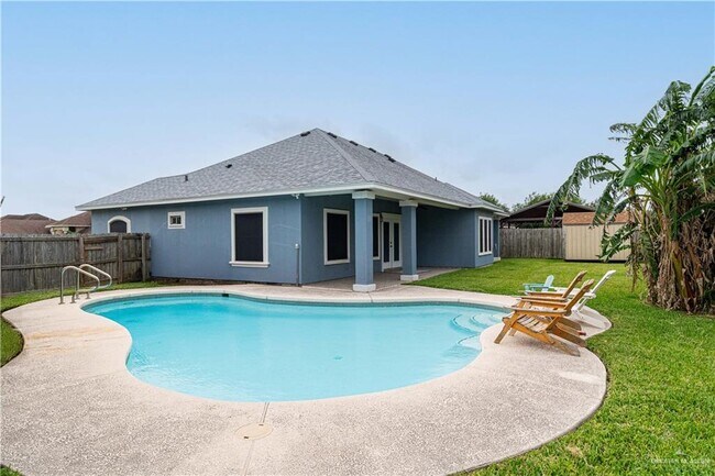 Building Photo - 824 Pine Lake Cir
