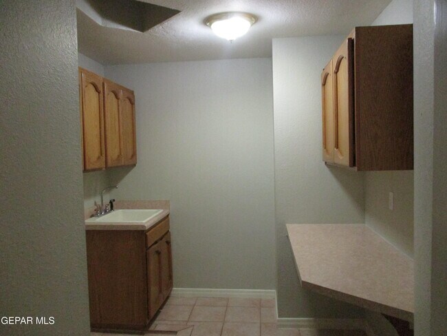 Building Photo - 2030 Paseo Del Prado Dr