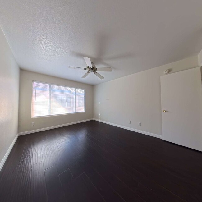 Building Photo - 3 Bedroom | 2nd Floor | Laminate Floors | Gated Community