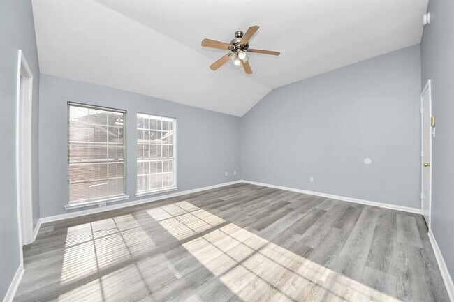 Building Photo - 10405 Shadow Oaks Dr