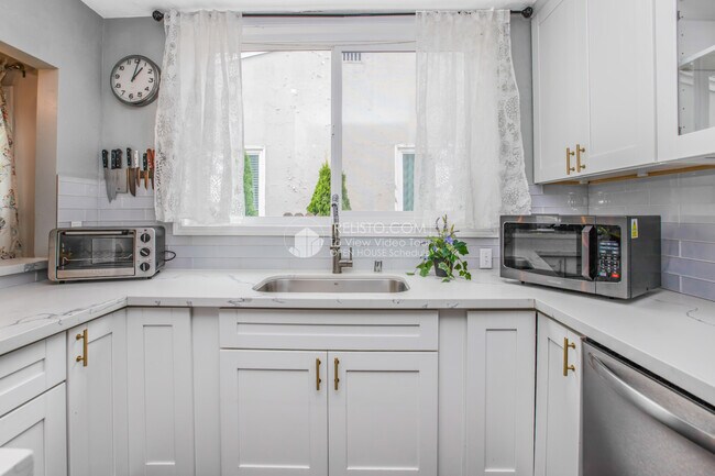 Building Photo - 2720 Bellaire Pl