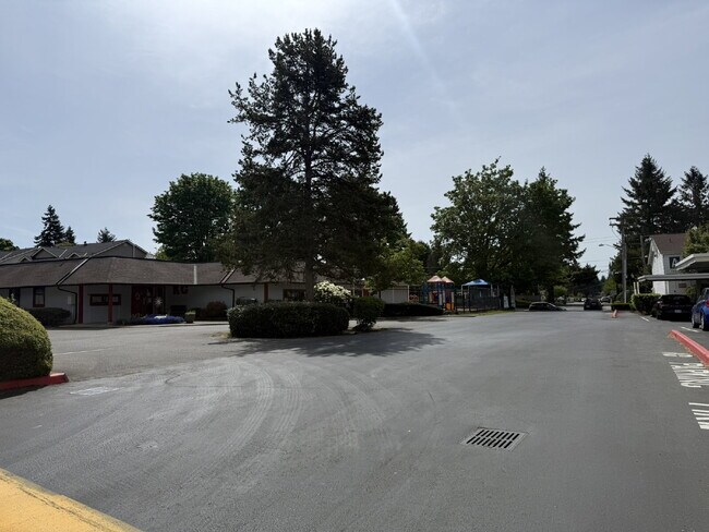 Building Photo - Charming & Spacious 1 Bedroom Condo Retreat in Renton
