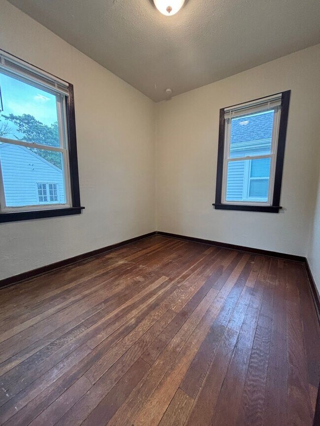 Building Photo - Charming 2 Bedroom 1 Bath Single Family Ho...