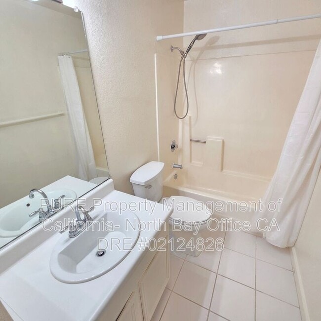 Building Photo - 21 Meadowbrook Ct