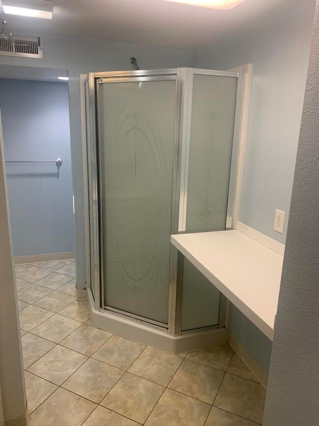 Building Photo - Colonial Style Home on Park-Like Grounds