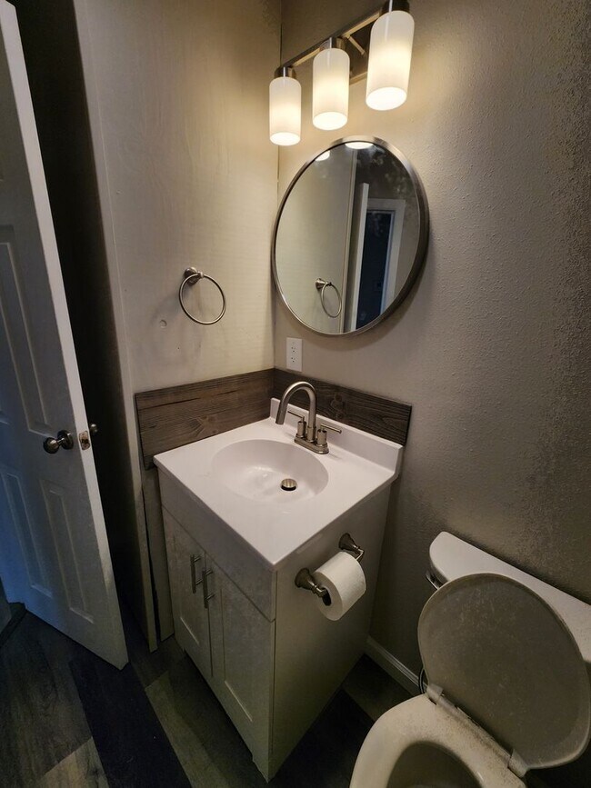 Building Photo - Spacious 3-Bedroom, 1-Bathroom Home AVAILA...