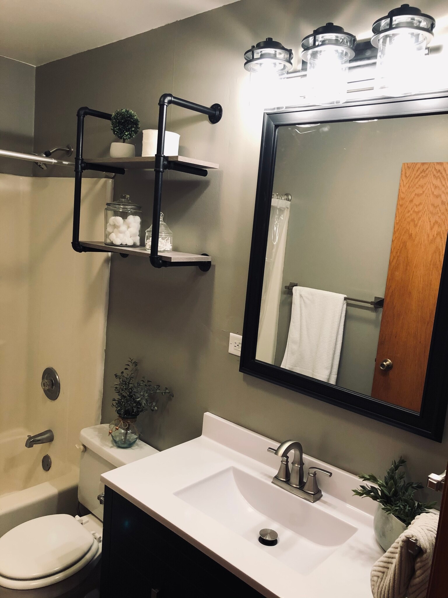 Building Photo - 640 S Main St