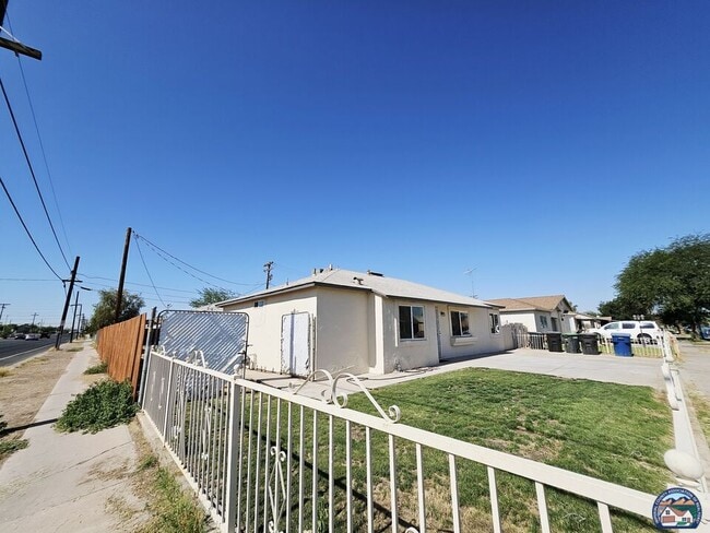Building Photo - 807 Rose Ave