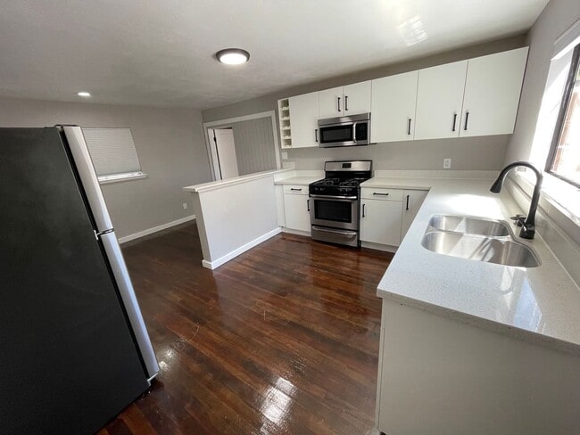 Building Photo - 3018-3020 Maple Ave