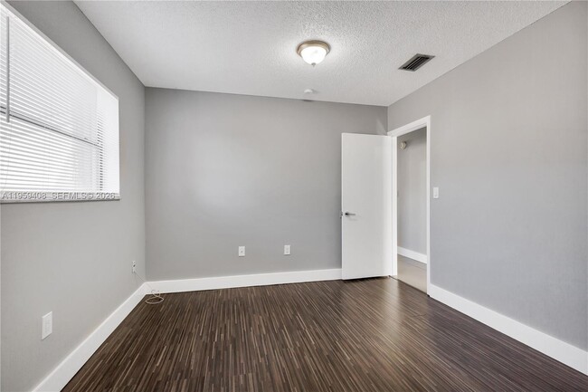 Building Photo - 10639 SW 113th Pl