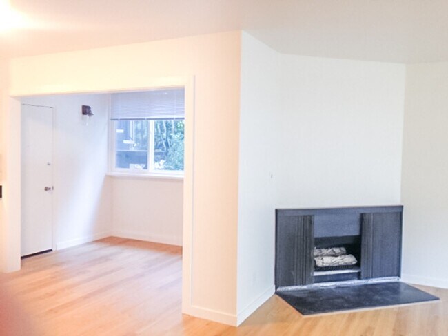 Building Photo - Stunning Remodeled 2BR/2BATHROOM Flat! Fir...