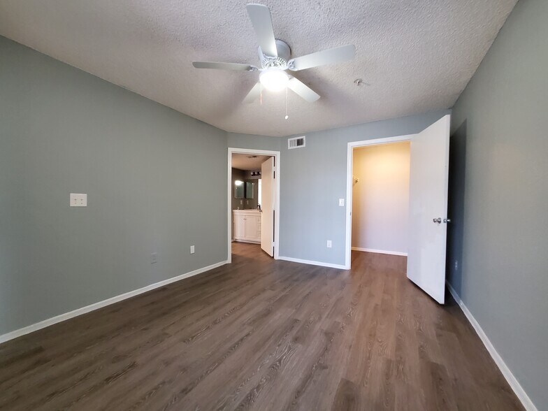 Building Photo - 4105 Tropical Isle Blvd