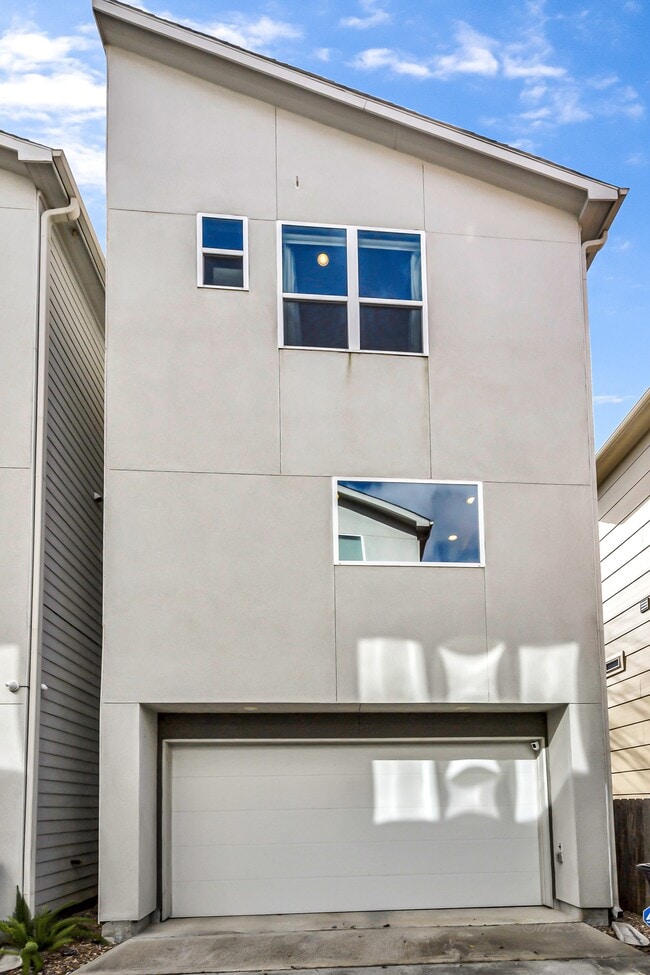 Building Photo - 3105 Gillespie St