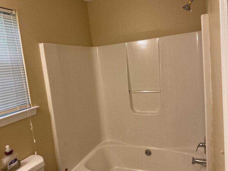 Building Photo - 222 Shadow Wood Dr