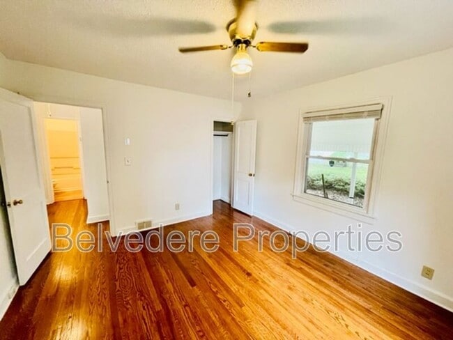 Building Photo - 2718 Robin Hood Dr