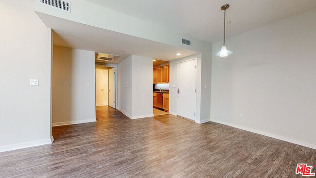 Building Photo - 1545 S Bentley Ave