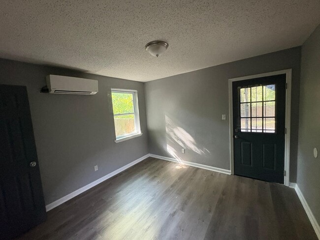 Building Photo - 760 Richmond Ave